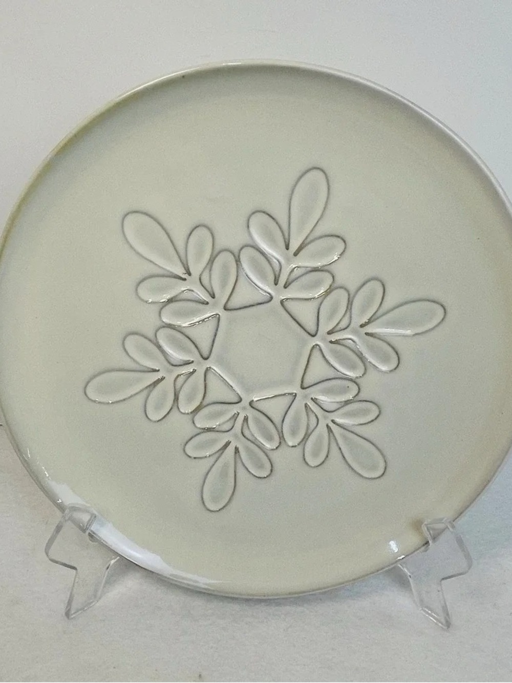 Neutral Cream Ceramic Decorative Plate with Leaf Motif